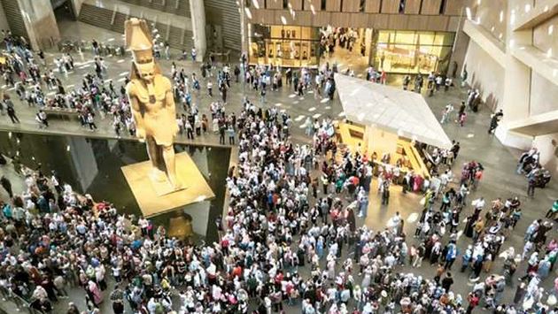 مدير المتحف المصري الكبير: الإقبال فاق التوقعات.. وإجراءات لتنظيم الزوار وضمان سلامة الآثار