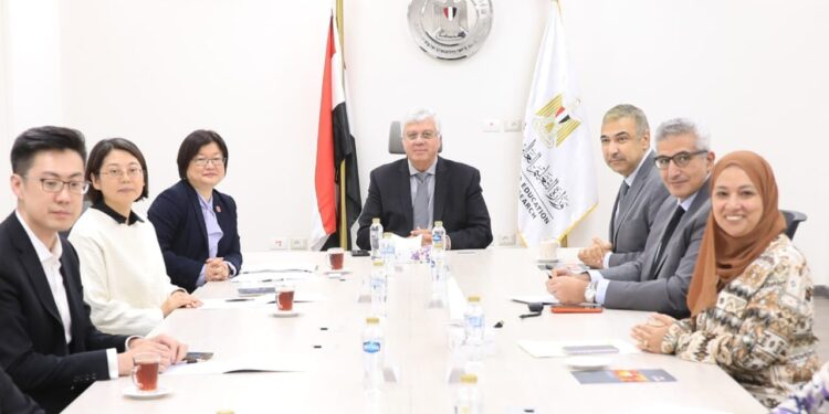وزير التعليم العالي يبحث سبل تعزيز التعاون مع وفد الجامعة المفتوحة في الصين