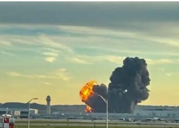 مصرع 3 أشخاص وإصابة 11 آخرين في تحطم طائرة شحن أمريكية