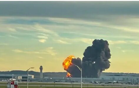 مصرع 3 أشخاص وإصابة 11 آخرين في تحطم طائرة شحن أمريكية