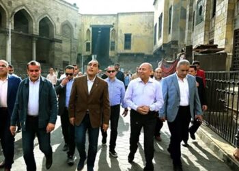 رئيس الوزراء يتفقد أعمال إعادة إحياء منطقة حارة الروم وباب زويلة