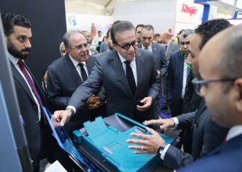 وزير الصحة يتفقد معرض «سمارت هيلث جيت» وجناح التنمية البشرية