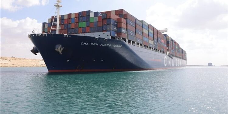 الفريق أسامة ربيع: قناة السويس جاهزة لاستقبال سفن الحاويات العملاقة