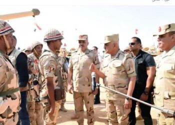 وزير الدفاع يشهد إجراءات تفتيش الحرب لأحد تشكيلات المنطقة المركزية العسكرية