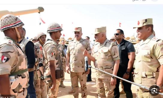 وزير الدفاع يشهد إجراءات تفتيش الحرب لأحد تشكيلات المنطقة المركزية العسكرية