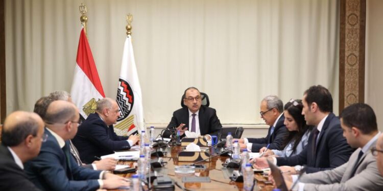 وزير قطاع الأعمال يجتمع بالرؤساء التنفيذيين للشركات القابضة لمتابعة موقف تطبيق نظام “ERP” في الشركات التابعة