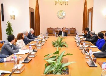 وزير الخارجية يلتقى قيادات وأعضاء القطاع الآسيوي وإدارة البحوث والتقديرات والتخطيط السياسي