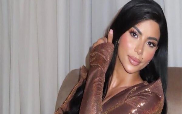 كارولين عزمي تخطف الأنظار بإطلالة أنيقة باللون البرونزي