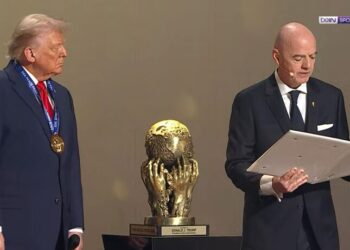 ترامب يفوز بأول جائزة «فيفا للسلام» خلال حفل قرعة كأس العالم 2026 في واشنطن