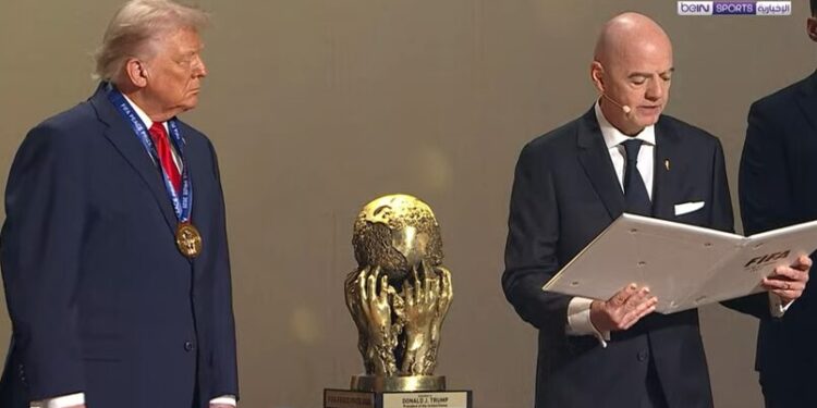 ترامب يفوز بأول جائزة «فيفا للسلام» خلال حفل قرعة كأس العالم 2026 في واشنطن