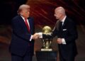ترامب يفوز بأول جائزة «فيفا للسلام» خلال حفل قرعة كأس العالم 2026 في واشنطن