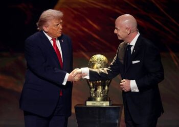 ترامب يفوز بأول جائزة «فيفا للسلام» خلال حفل قرعة كأس العالم 2026 في واشنطن