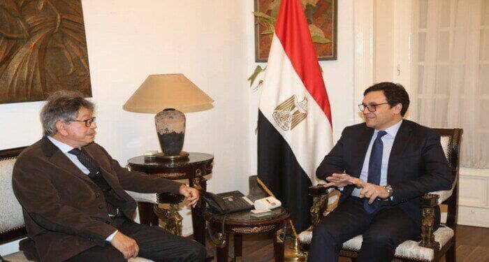 وزير الثقافة يشيد بمبادرة منع نشر أخبار مشاهير مواقع التواصل الاجتماعي ويعلن التعاون معها