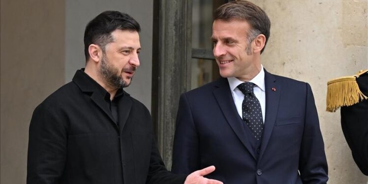 ماكرون يعلن إجراء محادثة مع زيلينسكى