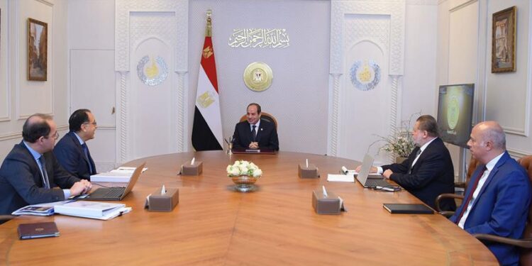 الرئيس السيسي يجتمع مع رئيس الوزراء ومحافظ البنك المركزي ووزير المالية