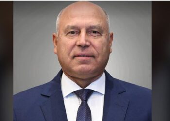 وزير الصناعة والنقل يصل العاصمة العمانية مسقط للمشاركة في منتدى الأعمال المصري العماني