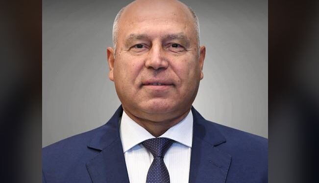 وزير الصناعة والنقل يصل العاصمة العمانية مسقط للمشاركة في منتدى الأعمال المصري العماني