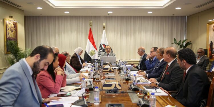 وزير قطاع الأعمال العام يتابع مؤشرات الأداء وموقف المشروعات الفندقية والسياحية والتجارية