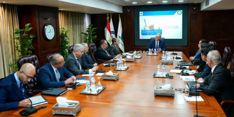 وزير البترول يعقد اجتماعا لمتابعة وتعجيل مشروعات زيادة إنتاج الغاز بالعام الجديد