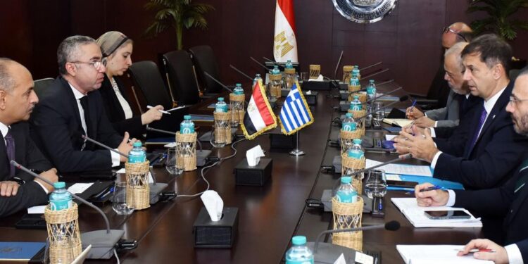 مساعد وزير الاستثمار يبحث مع نائب وزير الخارجية اليوناني تعزيز التعاون الاقتصادي بين البلدين