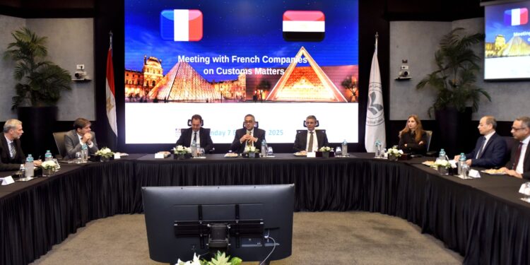 لقاء مصري–فرنسي موسّع لبحث تطوير الإجراءات وتعزيز الاستثمارات بين هيئة الاستثمار والجمارك والشركات الفرنسية