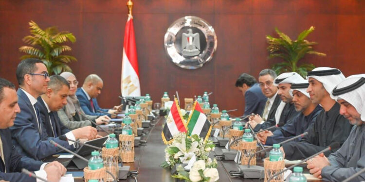 وزير الاستثمار يبحث مع وزير التجارة الخارجية الإماراتي تعزيز التعاون الاقتصادي والاستثماري