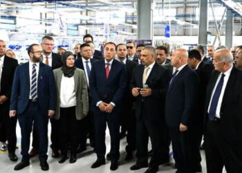 رئيس الوزراء يتفقد عدداً من أقسام مصنع “ليوني مصر” بمدينة بدر