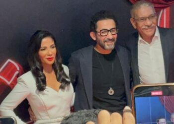 منى زكي بفستان أبيض كلاسيكي مع أحمد حلمي في العرض الخاص لفيلم الست