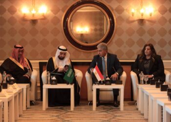 وزير السياحة ووزير الحج والعمرة السعودي يلتقيان مع مجموعة من شركات السياحة المصرية