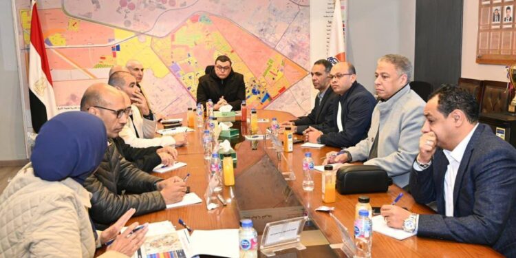 وزير الإسكان يعقد اجتماعاً  بمقر جهاز مدينة الشيخ زايد لاستعراض خُطط تطوير الطرق والمحاور