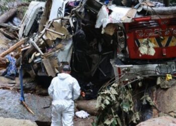 مصرع 17 شخصا في كولومبيا إثر سقوط حافلة طلابية