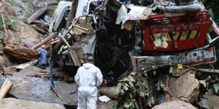 مصرع 17 شخصا في كولومبيا إثر سقوط حافلة طلابية