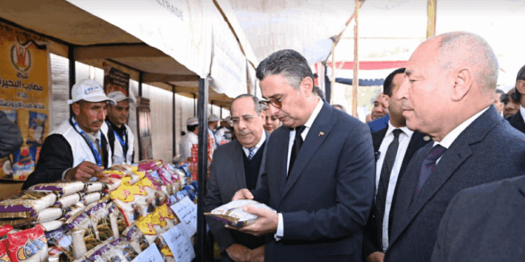 وزير التموين ومحافظ القاهرة يفتتحان سوق “اليوم الواحد” بالمرج لتوفير السلع بأسعار مخفضة للمواطنين