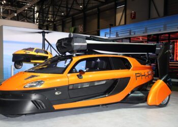 أول سيارة طائرة تدخل الإنتاج.. وهذا سعرها