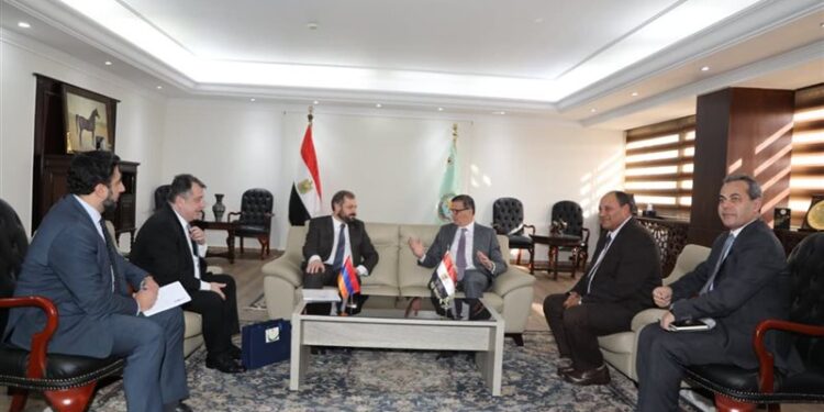 وزير الزراعة يبحث مع وزير الاقتصاد الأرميني آفاق التعاون الزراعي المشترك وزيادة فرص الاستثمار