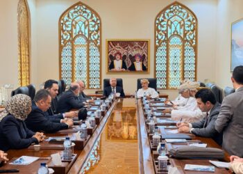 وزير الصناعة والنقل يعقد اجتماعًا هامًا مع وزير النقل والاتصالات وتقنية المعلومات العماني