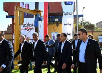 رئيس الوزراء يتفقد محطة رفع “الفهميين” للصرف الصحي