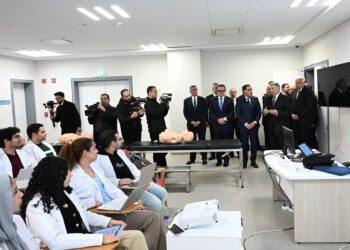 رئيس الوزراء يتفقد عددا من أقسام المستشفى الجامعي بجامعة الجيزة الجديدة