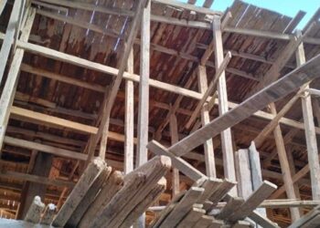 إصابة 7 عمال في سقوط صبّة خرسانية داخل مبنى تحت الإنشاء ببنها