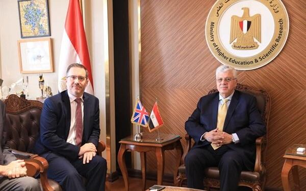 وزير التعليم العالي يلتقي سفير المملكة المتحدة بالقاهرة لبحث التوسع في الفروع الدولية