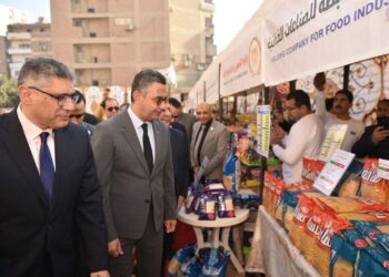 وزير التموين ومحافظ الجيزة يفتتحان سوق «اليوم الواحد» بشارع فيصل