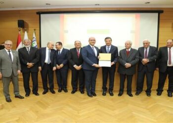 وزير الزراعة يسلم جوائز مركز “البحوث الزراعية” الثلاثة للفائزين.. ويقرر زيادة قيمتها بنسبة 50%