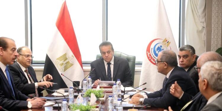 وزير الصحة يعقد اجتماعًا موسعًا لبحث دعم وتمكين توطين الصناعات الدوائية في مصر