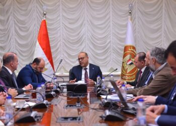 وزير العمل يستقبل وفد شركة eFinance للاستماع الى عرض بإنشاء منظومة إلكترونية متكاملة لخدمات الوزارة