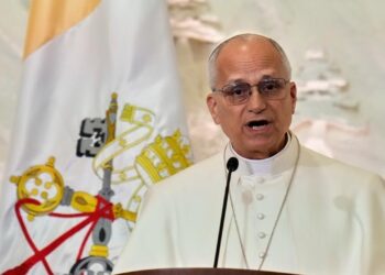 بابا الفاتيكان يُطالب حزب الله بنزع سلاحه واللجوء إلى طاولة الحوار