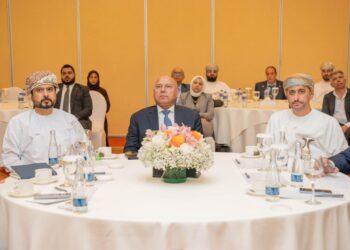 وزير الصناعة والنقل يزور ميناء صحار والمنطقة الحرة للتعرف على القدرات التصنيعية بالمنطقة