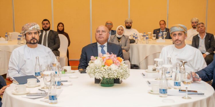 وزير الصناعة والنقل يزور ميناء صحار والمنطقة الحرة للتعرف على القدرات التصنيعية بالمنطقة