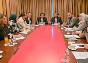 وزير الصحة يلتقي الأطباء وأطقم التمريض المصريين العاملين في ليبيا