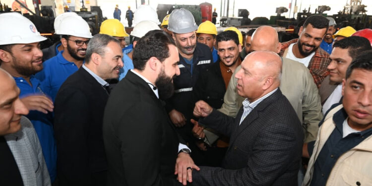 وزير الصناعة والنقل يتفقد منطقتي “قفط” و”هو” الصناعيتين بمحافظة قنا