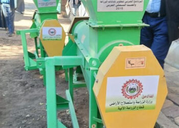 “الزراعة” توزع أكثر من 400 “فراطة ذرة” مُعاد تأهيلها كمنح لصغار المزارعين